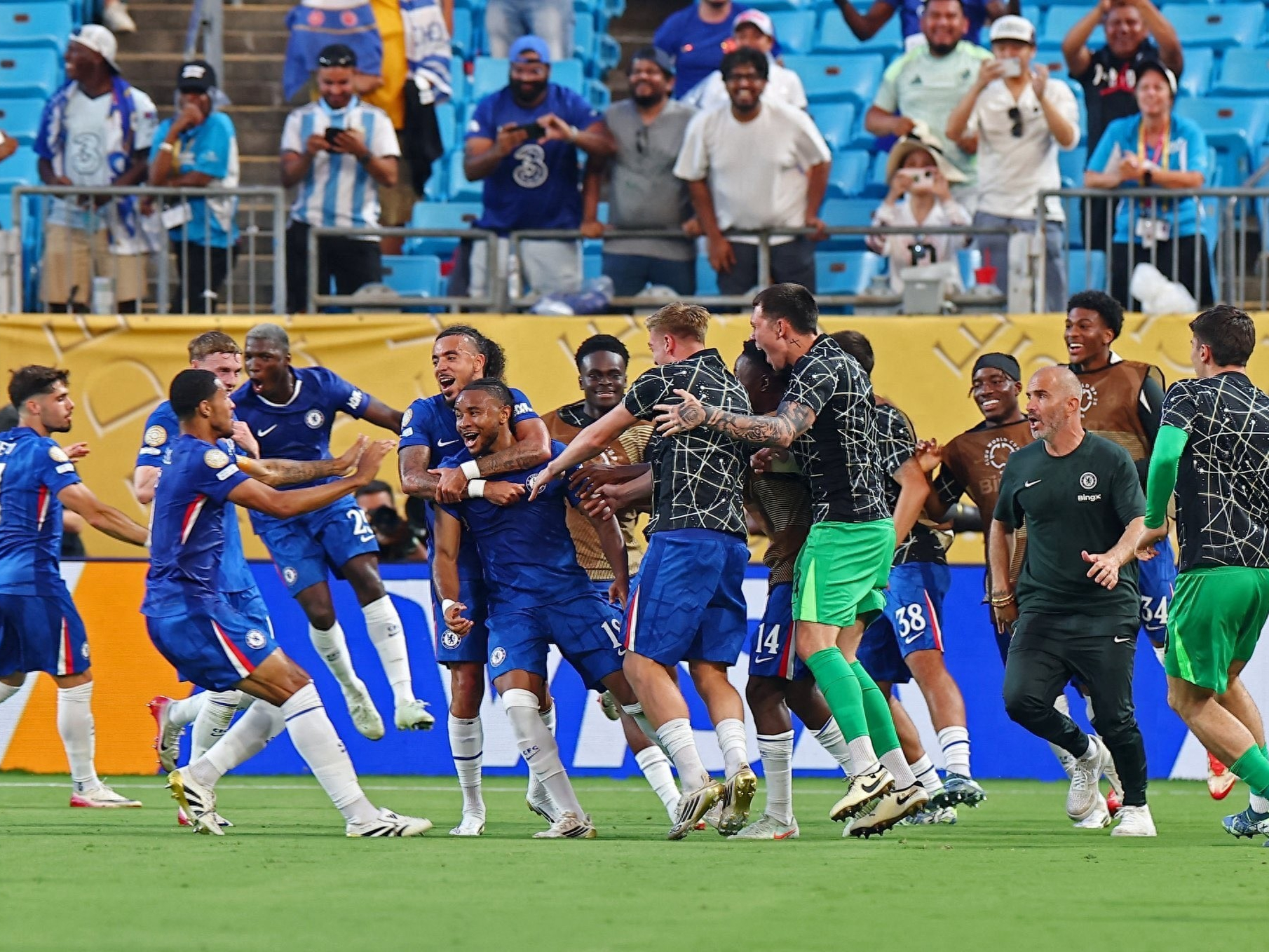 开云体育网站-里程碑夜！本菲卡完成体检；欧冠冲刺阶段刷纪录；球迷炸锅；阵容厚度经受考验