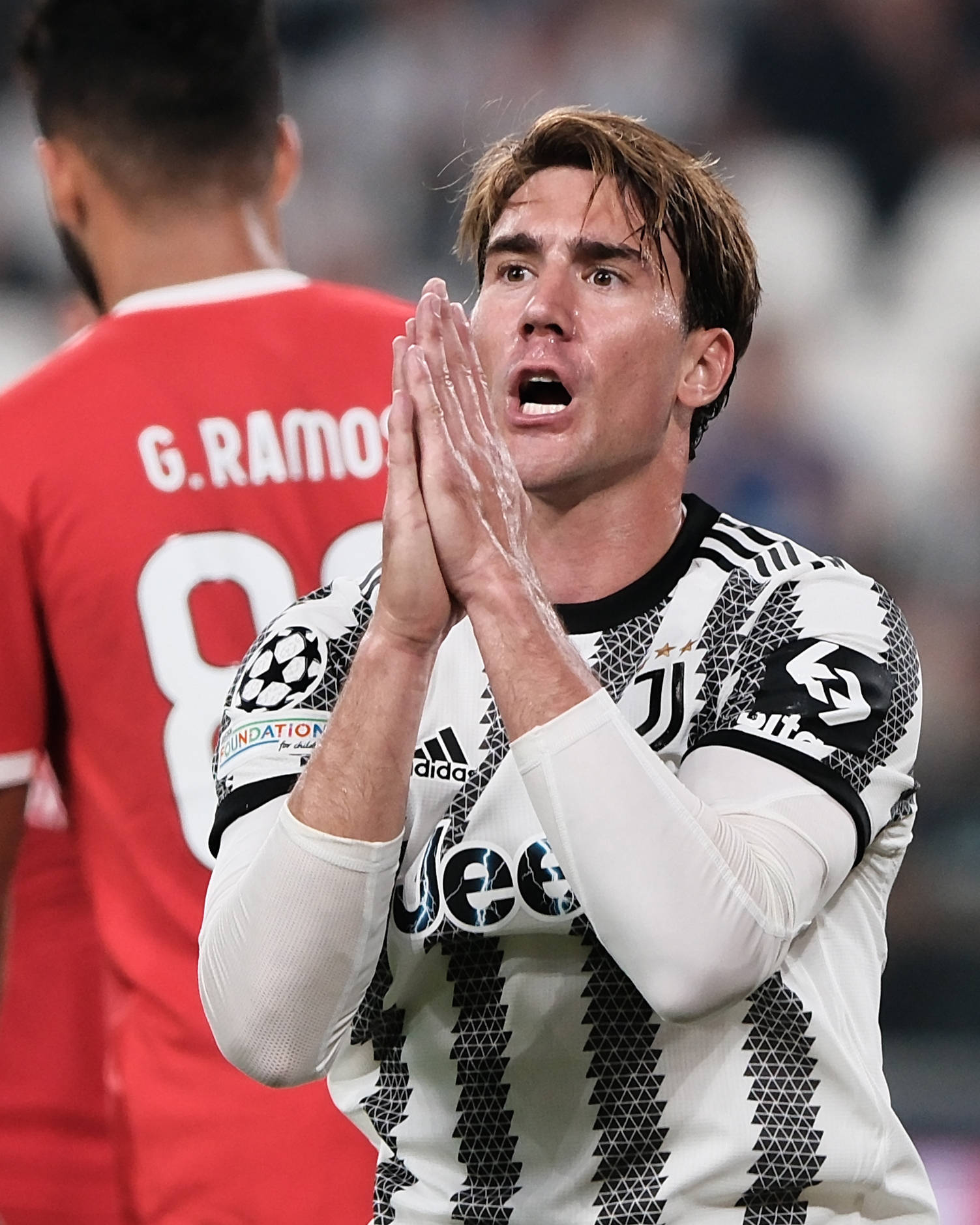 开云体育官网登录-尤文图斯训练开放日，赛前更衣室发声引欢呼，欧冠在即，控场能力受关注